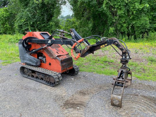 2012-Ditch-Witch-SK650-Mini-Dingo-Skid-Steer-Ride-On-Grapple-Machine