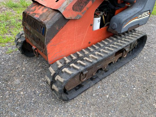 2012-Ditch-Witch-SK650-Mini-Dingo-Skid-Steer-Ride-On-Grapple-Machine