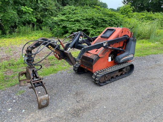 2012-Ditch-Witch-SK650-Mini-Dingo-Skid-Steer-Ride-On-Grapple-Machine