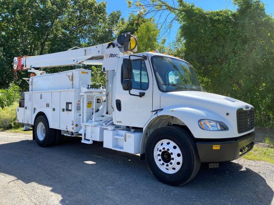 2011-Freightliner-M2-106-Business-Class-Altec-Digger-Derrick-Line-Pulling-Underground-Truck