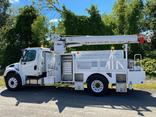 2011-Freightliner-M2-106-Business-Class-Altec-Digger-Derrick-Line-Pulling-Underground-Truck