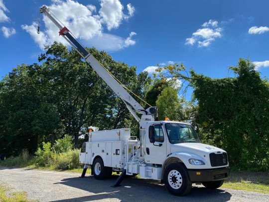 2011-Freightliner-M2-106-Business-Class-Altec-Digger-Derrick-Line-Pulling-Underground-Truck