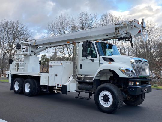 2009-International-7400-6x6-altec-digger-derrick