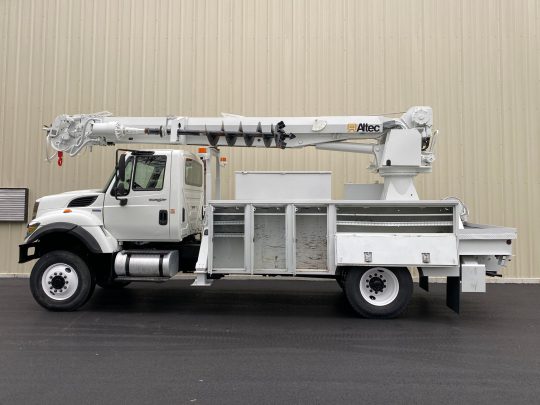 2008-International-7300-4x4-Altec-Digger-Derrick-Utility-Truck