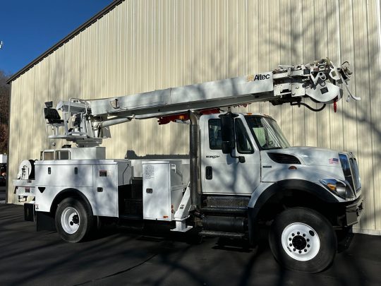 2009-International-7300-4x4-Altec-Digger-Derrick-Utility-Truck