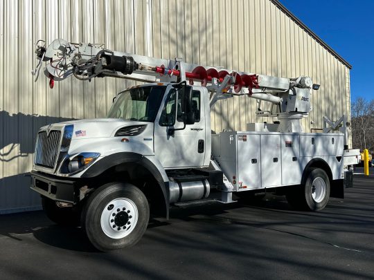 2009-International-7300-4x4-Altec-Digger-Derrick-Utility-Truck