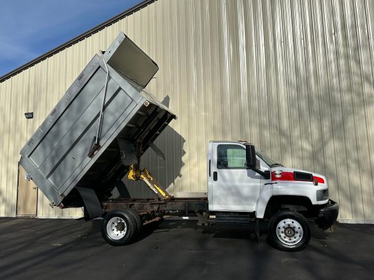 2005-GMC-C5500-4x4-Chipper-Leaf-Dump-Bed-Landscaping-Truck