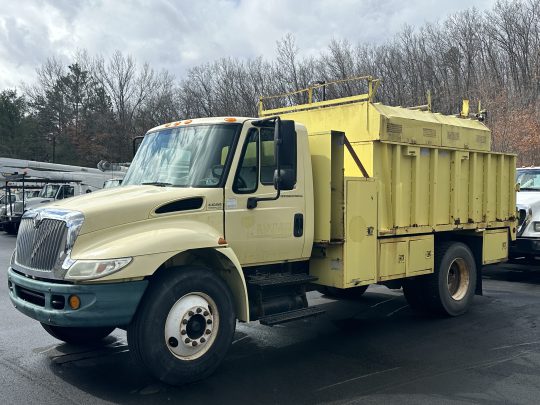 2006-International-4200-Under-CDL-Chipper-Dump-Truck