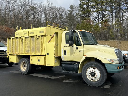 2006-International-4200-Under-CDL-Chipper-Dump-Truck