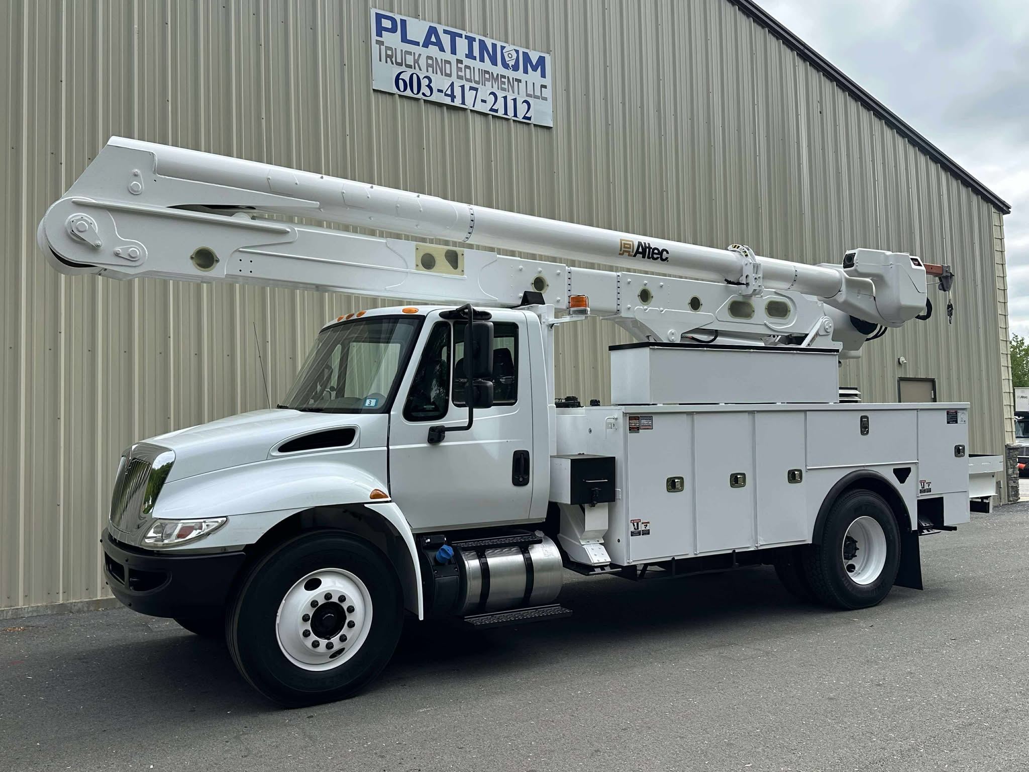 2017-International-4300-Altec-Material-Handler-Utility-Lineman-Linemen-Diesel-Service-Boom-Bucket-Truck