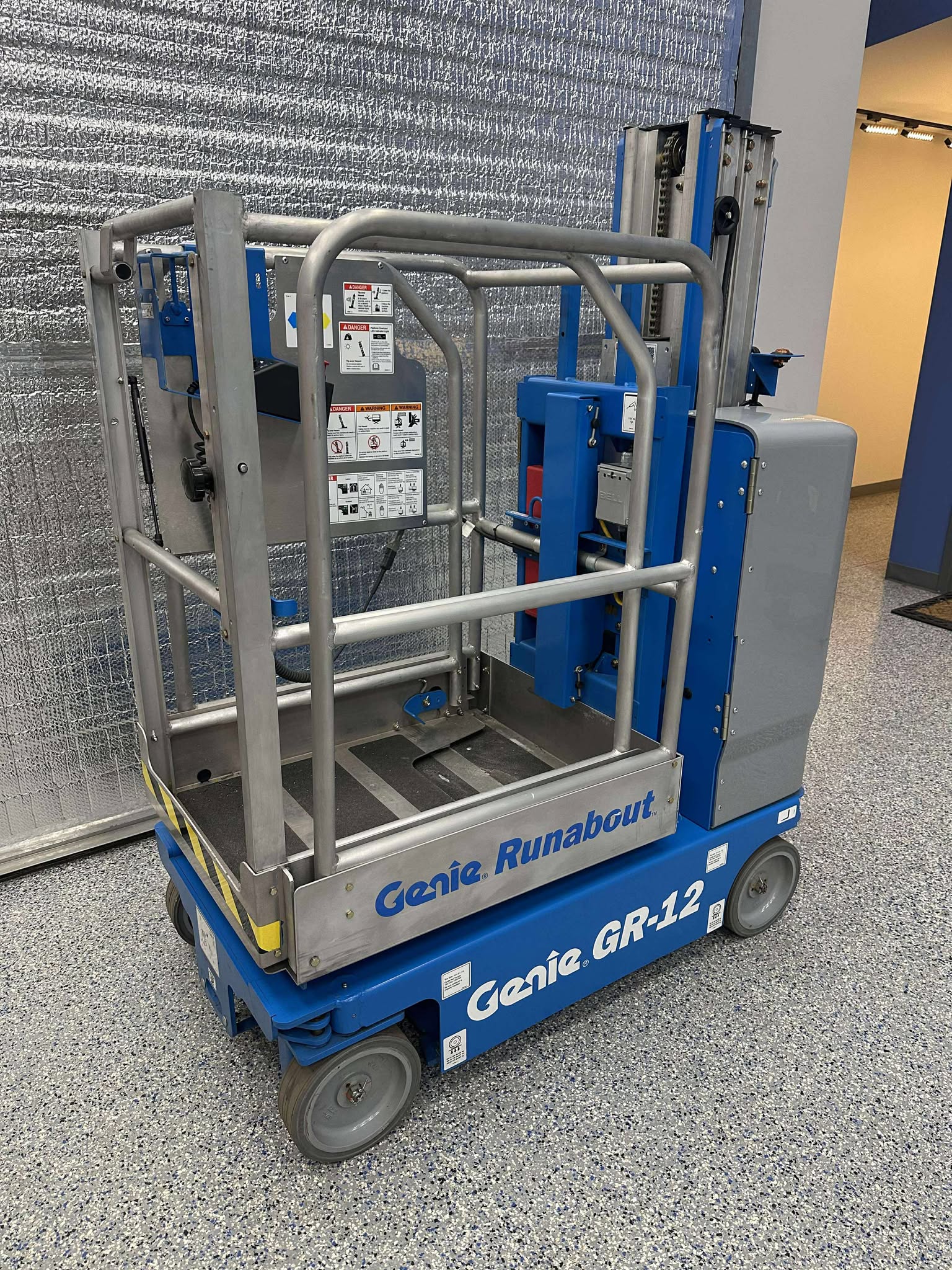 New-2024-Genie-GR-12-Boom-Vertical-Mast-Man-lift-DC-AC-Electric