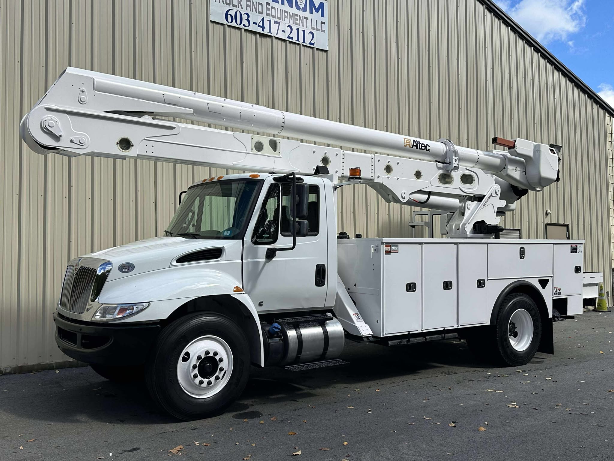 2019-International-4300-Altec-Material-Handler-Utility-Bucket-lineman-Cherry-Picker-Truck